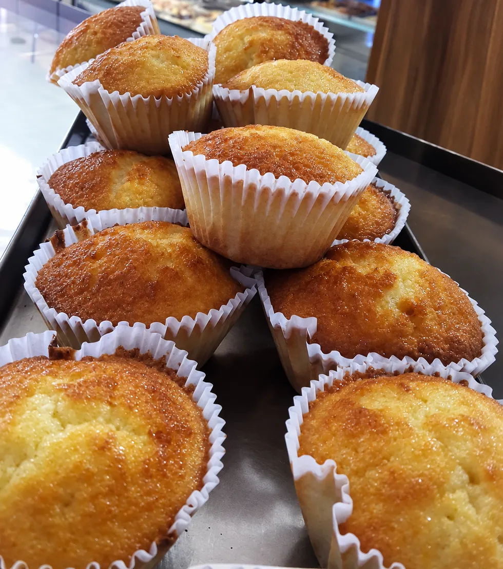 Bolinhos caseiros em forminha na bandeja