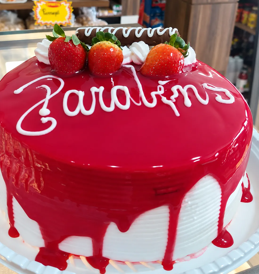 Bolo de aniversário com cobertura vermelha e morangos
