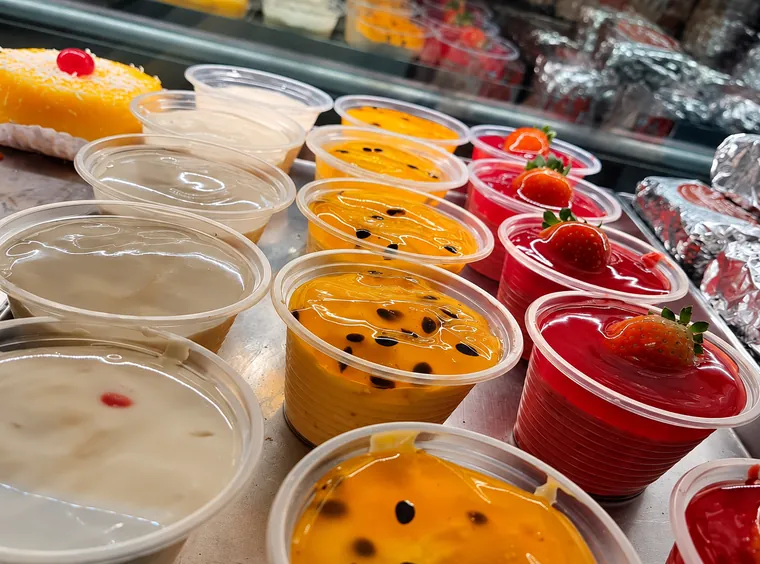 Copinhos de sobremesa na vitrine refrigerada