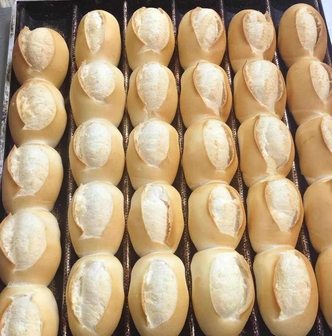 Bandeja de pão francês recém-saído do forno na Barcelona Café