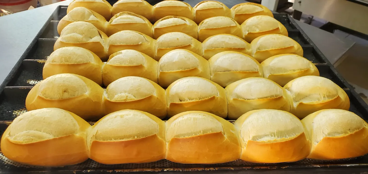 Bandeja de pão francês recém-saído do forno na Barcelona Café