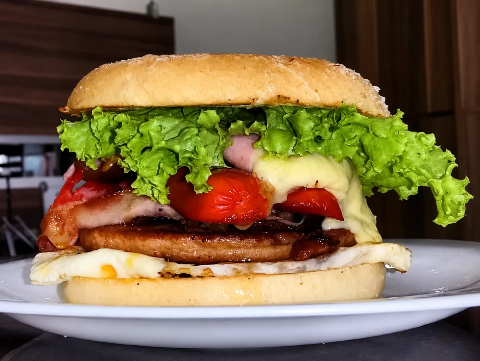 Sanduíche montado com bacon, alface e tomate