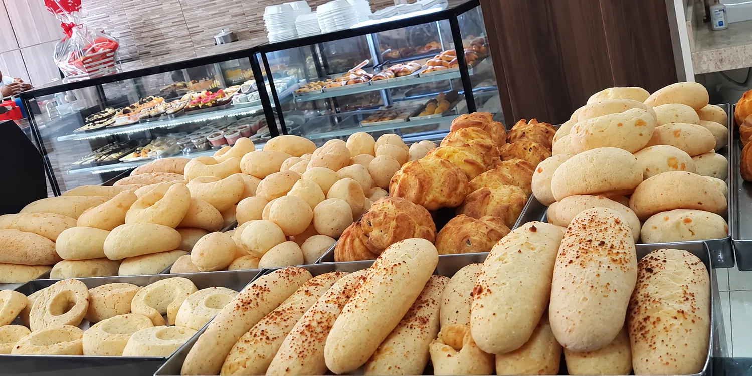 Vitrine da Barcelona Café cheia de pães recém-assados